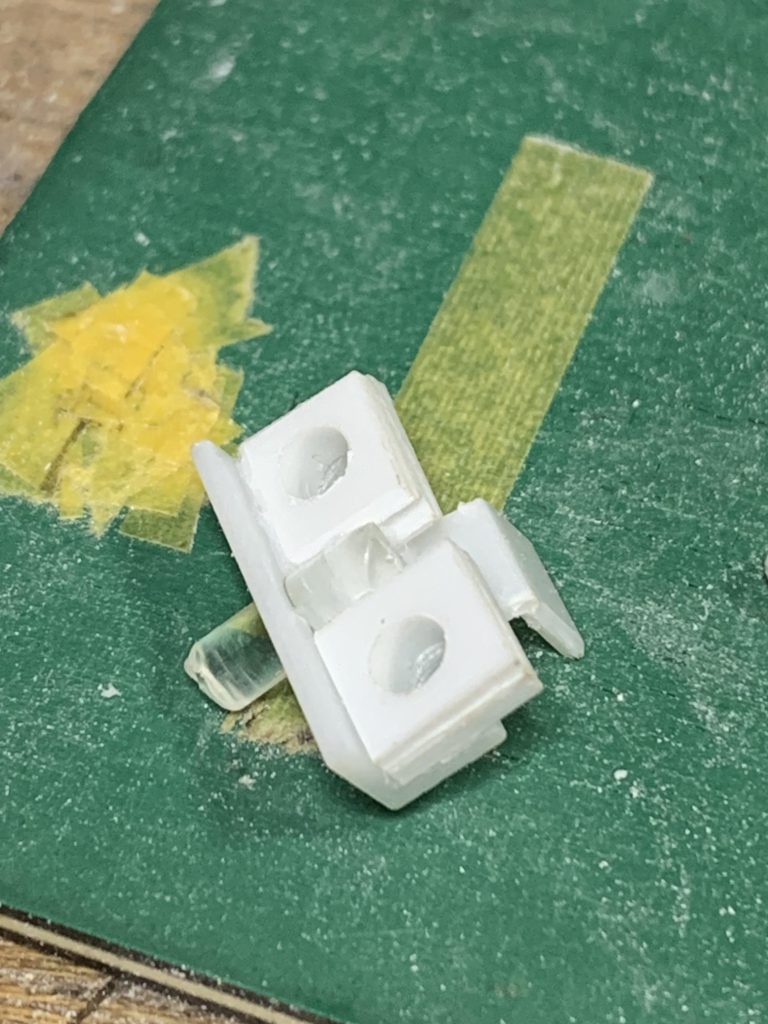 こちらの座りパーツは仕上げ前なので雑ですが機能はちゃんとしてます。タミヤの5ミリL棒、3ミリソフトプラ棒、1.2ミリプラ板で制作。足のボールジョイント穴は3ミリでちょうどいい感じでした。