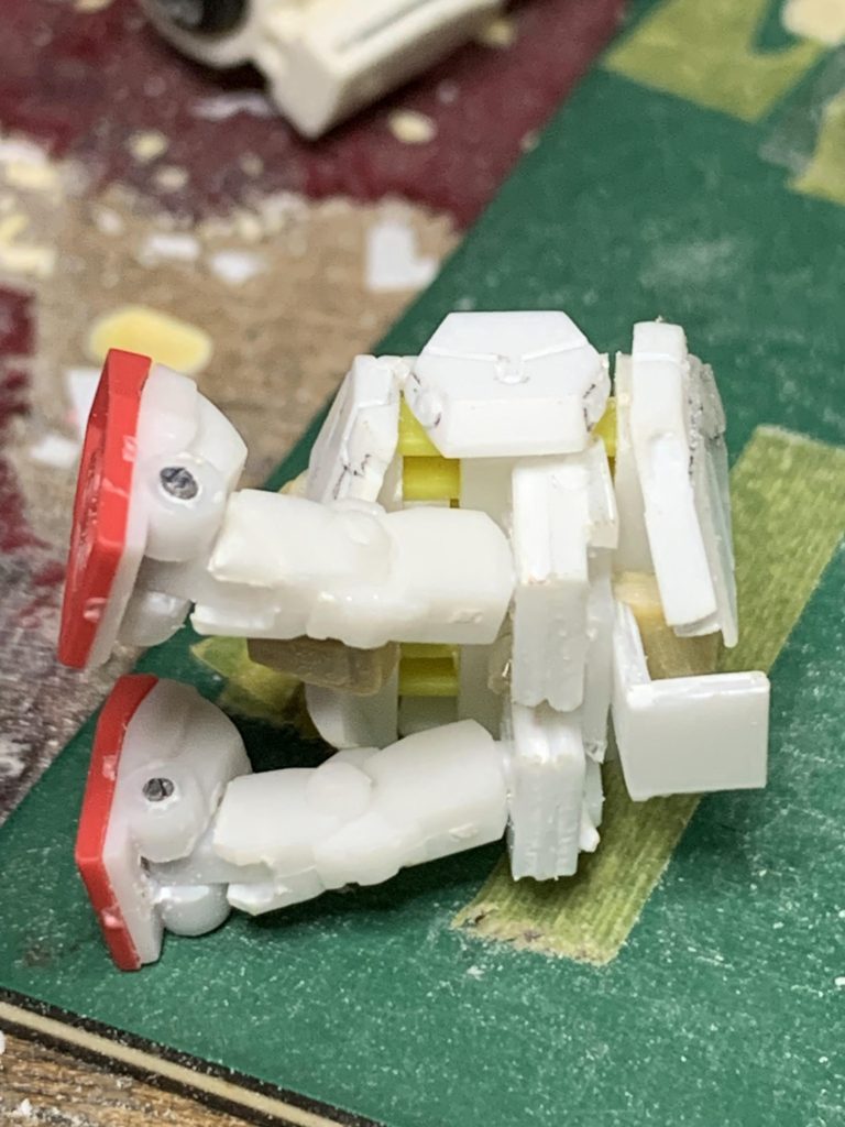 アクションベース取付け穴に差し込むだけ。L棒を背面側にも配置しないと後ろに倒れます。