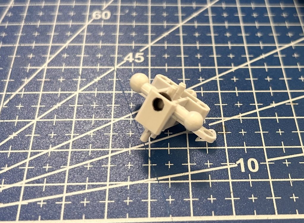 主な改造はYouTuberのフルプラさんの動画を参考にしてアクションベースが使える様に3ミリ穴をあけ、ポリキャップをいれました。