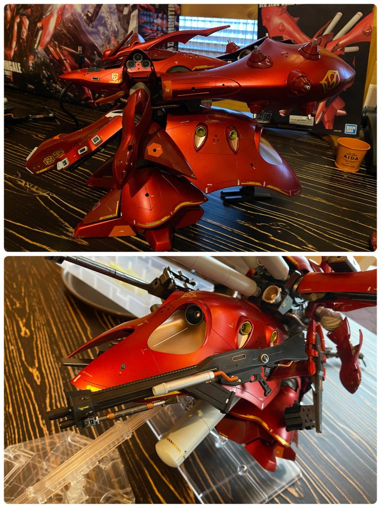 追加武装用の接続として各所に3ミリ穴、ハードポイントぽく見えるよう、六角形のモールドで加飾しました。オレンジのアクセントカラーもいい感じ。元々の大型メガビームライフルと追加武装は全て本体にマウント出来ます。塗装は前々から気になっていたマットキャンディ仕上げ。一部をソリッドカラーのマルーンレッド光沢仕上げでメリハリをつけました。ツヤツヤのキャンディになった段階でこのままグロスで仕上げたい衝動に駆られましたが、何とか初志貫徹しました。グレーサフ→光沢黒→ゴールドリーフ→クリアレッド→つや消しクリアーの工程でしたが、大判デカールを貼っていたらマークセッターが若干クリアレッドを侵した部分もあり、デカール前の光沢クリアはやはり大事だと反省です。前評判として「塗料めっちゃ食うけど、ぜひ全塗装してみたいキット」とは聴いていたので、塗料の量に戦々恐々としていましたが、やはりめっちゃ食いますwこれから塗装考えておられる方の参考までに、今回使用した塗料の大まかな使用量はグレーサーフェイサー  10ccグロスブラック　10ccゴールド　15ccクリアレッド　30ccレッド  10ccガンメタリック 10ccメタルブラック 5ccライトグレー 5ccホワイトカッパーシルバー　　　　　　　　　各少々オレンジつや消しクリアー　クリアー　　　　　　　　　　　でした。(タミヤアクリルと水性ホビーカラー)