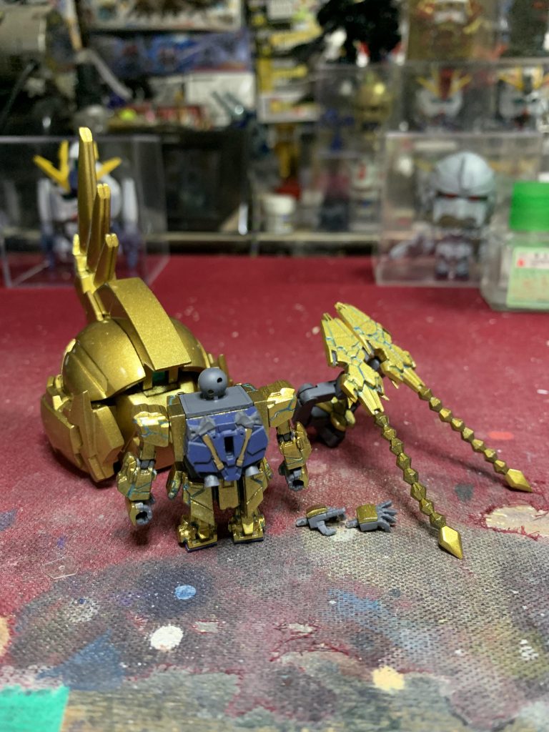 バックパック内部に長方形ポリパーツを仕込んで、そこにサブアームユニットを差込むパターンです。