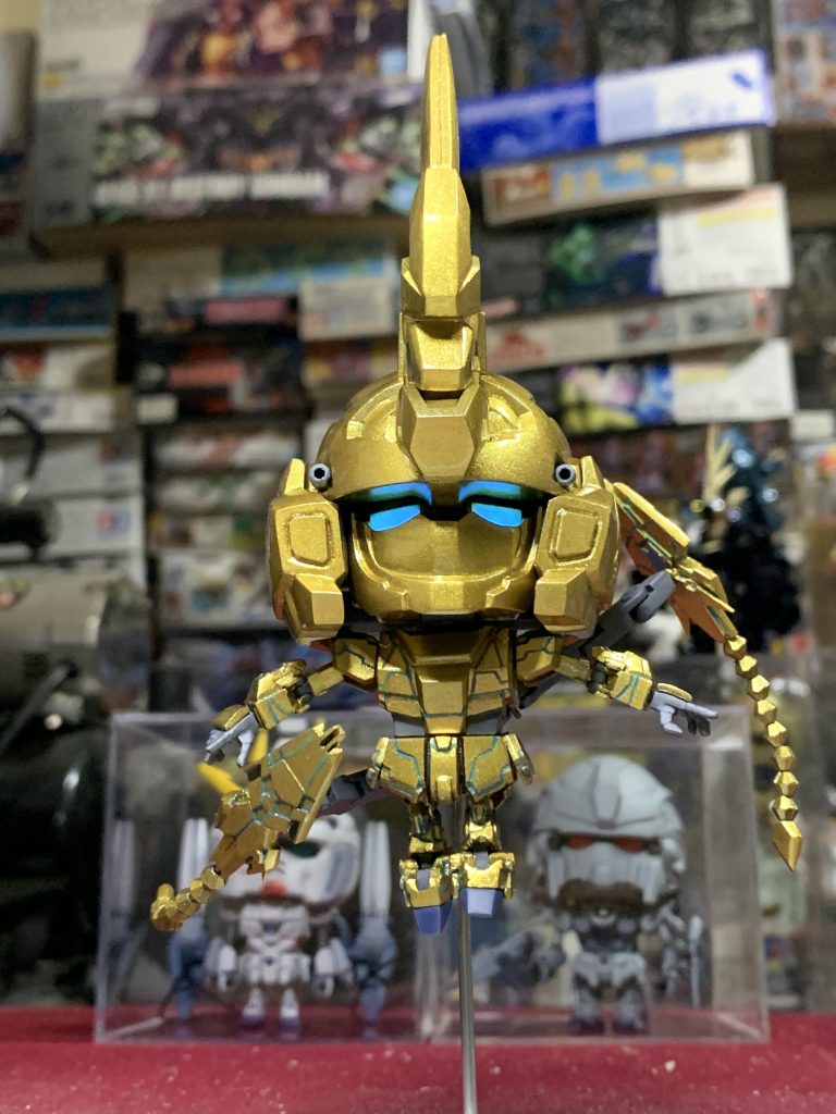 当初の決めポーズは浮遊ポージングだったので腕の開き、平手、足首可動の改造を行っています。本来のアクションベースの穴は足に干渉するのでバックパック(サブアームパーツ)に取付けられるようにしています。頭がめちゃくちゃ重いので2ミリステンレス棒を使っています。