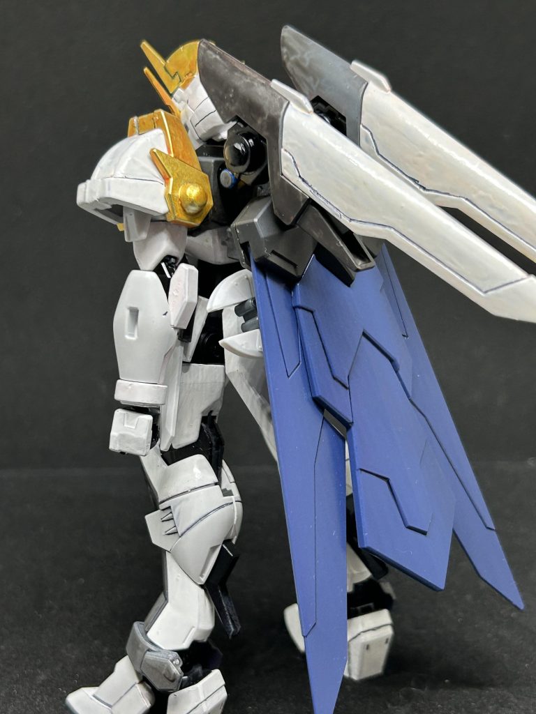 背中はインジャスティスウェポンをそのままつけるか悩みましたが、SDのアーサーガンダムMk−Ⅲを参考にライジングフリーダムのを使用してます。ただ重すぎたのか外れやすくなりました。