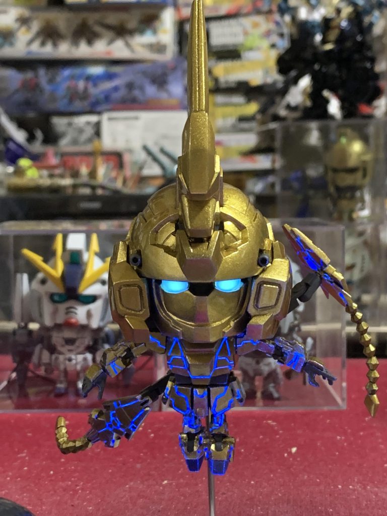 ブラックライト発光時アクリルガッシュの蛍光シリーズでサイコフレームラインに着色しています。