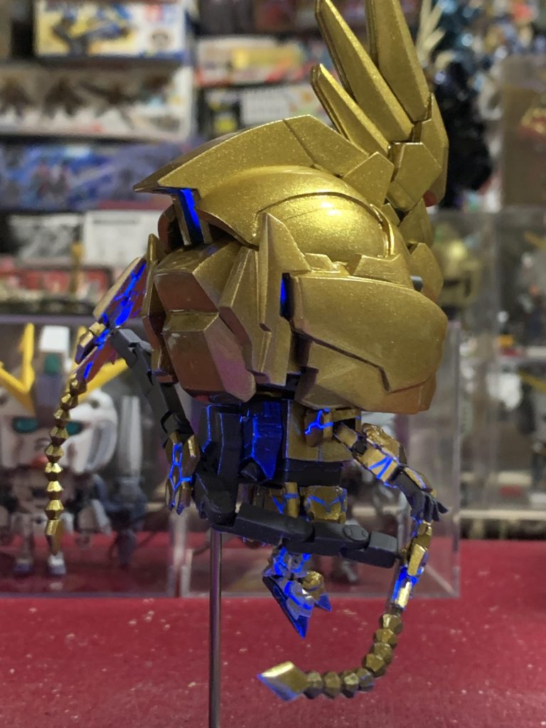 サイコフレーム以外の各パーツのエッジにも蛍光塗料をドライブラシしましたが、あんまりわからんな〜。