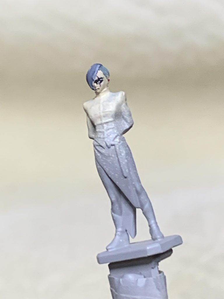 台座の裏にL形プラ棒をゼリー状瞬着で貼り付けて持ち手棒で固定すると塗りやすいです。サフ吹いて肌色部分だけエアブラシ、あとはアクリルガッシュで筆塗りです。塗った後も濡らした細綿棒で拭き取り可能でやり直しが効きます。塗り分けが上手くいった線を消したくないときはセーブ機能のつもりでラッカーつや消しを吹いておけば色止め可能なので何度でも描き直せます。