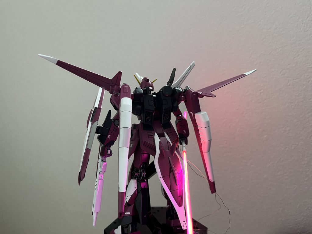 背中の尻尾みたいなものはセイバーガンダムの盾です😅