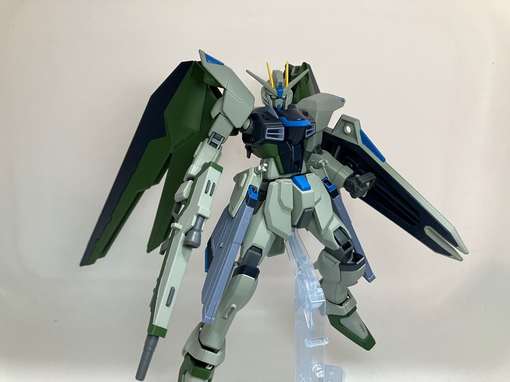 全体こんな感じ。塗ったのは下記の3色で、他は成型色ままですがガラッと印象変わって驚きでした。白:明灰緑色(日本陸軍)緑:ライトグリーン(ドイツ空軍)水色:ガンダムライトブルー