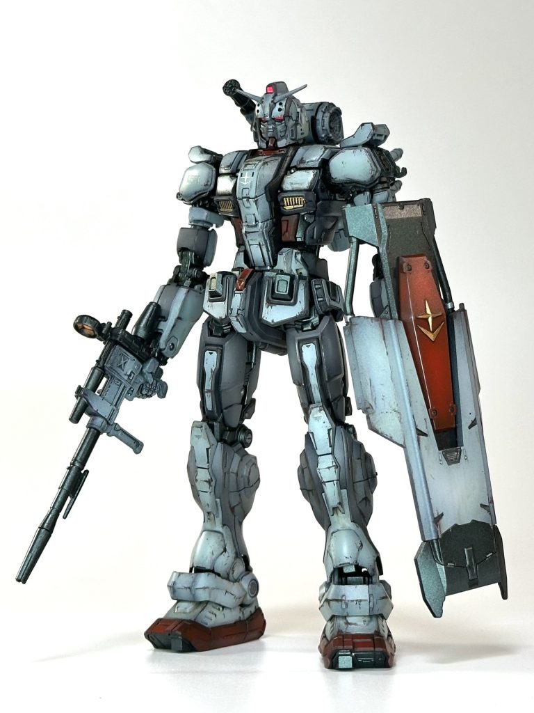 白背景で。スカート周り、太腿、シールドの十字など細かい塗り分けは筆塗りです。