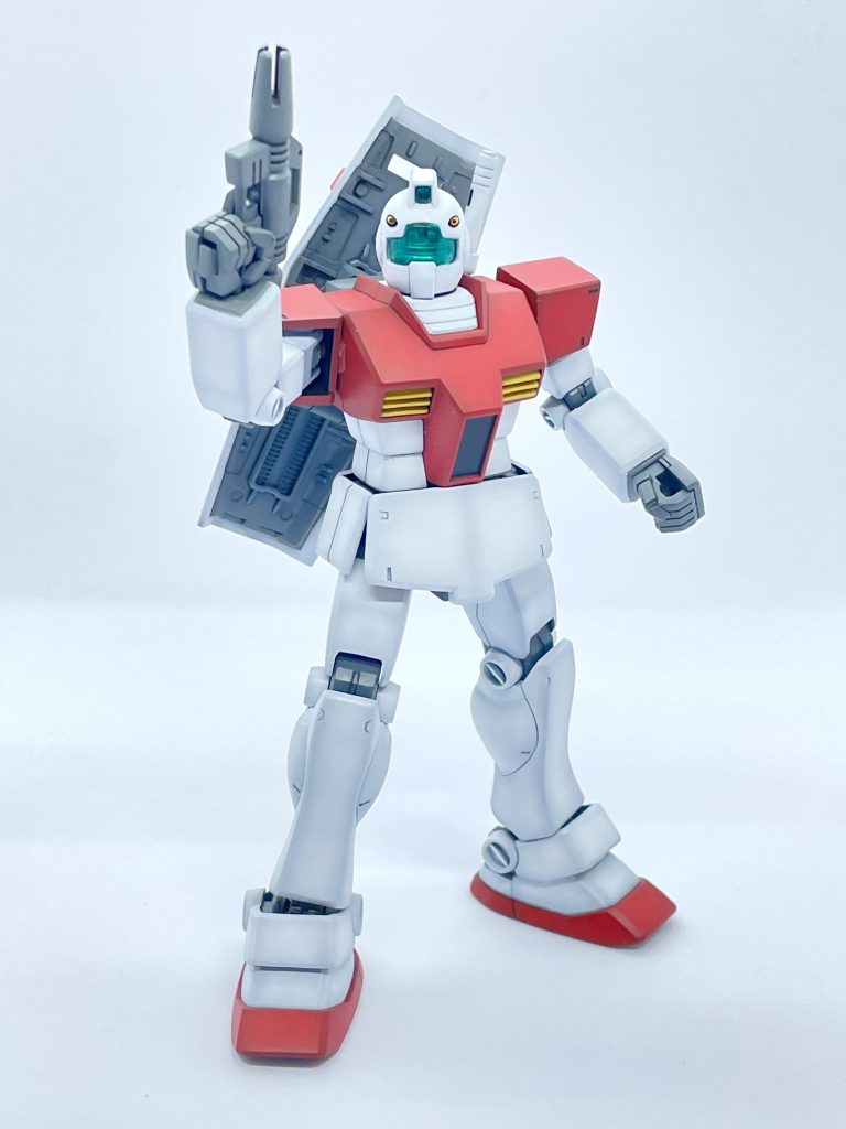 ジム系にしか似合わないライフルを上にあげたポーズ