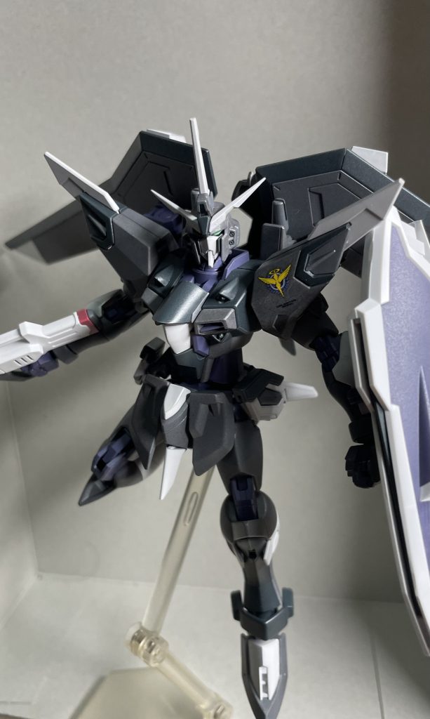 肩はコンパスのデカールが無いので代わりにソレスタルビーイングで代用しています。