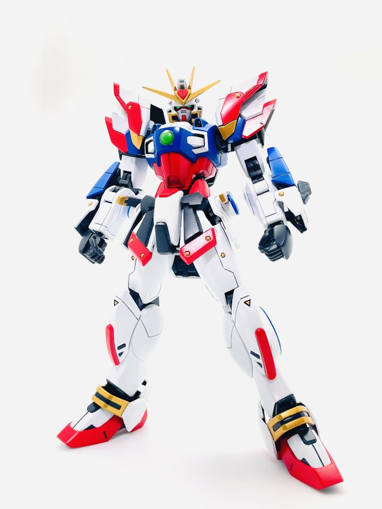 全景特徴的な肩は、ブレイジングの肩にGフレームのシャイニングの肩を接続スネは、シャイニングのものを幅詰めしてスターバーニングのヒザアーマーを合わせました