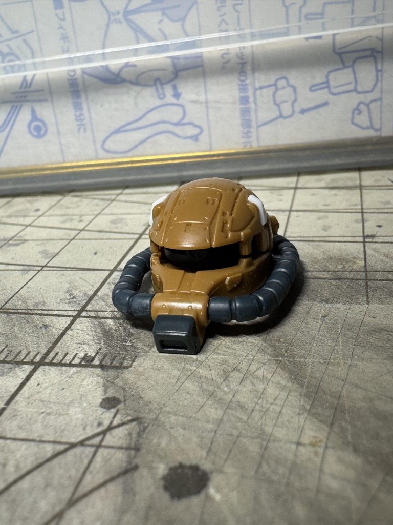 頭部のアンテナが挿さる部分はプラ板で埋めています。なんとなくカッコいいと思ったのであえてちょっと角張ったような形でプラ板をカットしています。