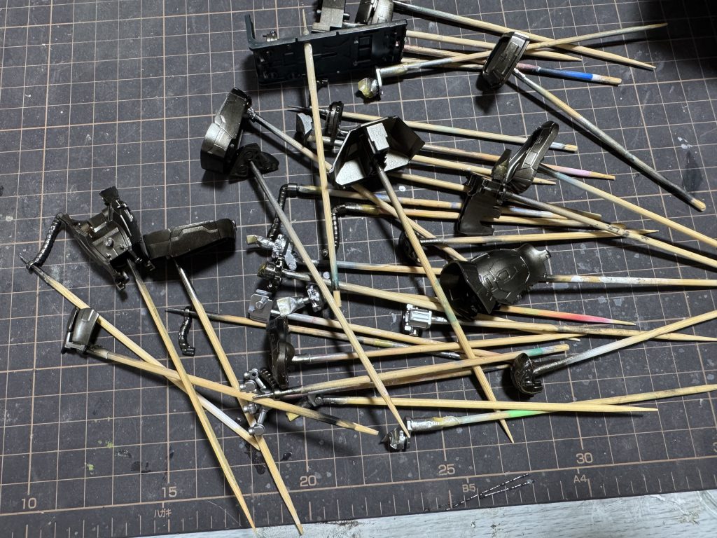 塗装中今回下地にガンメタルを吹き、重々しい雰囲気を出そうと意識しました。