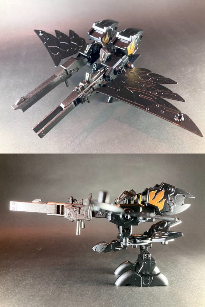 【黒影八咫烏】(シャドーヤタガラス)武家平氏一族に縁の深い、伊勢神宮の遣いたる霊鳥の威風を纏った自律駆動型支援機。伊賀忍者の里に古くから住まうと伝わる。誇り高く気難しい性格で、並大抵の忍者には全く懐かないが、なぜか二代目半蔵には心を許して共に行動している。