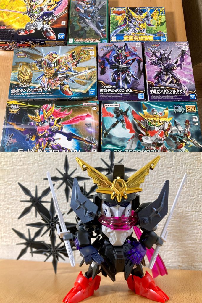 造型は才蔵デルタカイと隠密エアリアルを基盤に1/144シュピーゲルのキットや他の様々な忍者キットから特徴的なパーツを用いて形状・雰囲気を再現しつつ、同じガンダムシュピーゲル演者の『新SD戦国伝 超機動大将軍』に登場する武零斗頑駄無の意匠も組み込みました。製作コンセプトは大きく3つで、①ガンダムシュピーゲル演者のSDWヒーローズ武将化②令和の武零斗頑駄無!的なSDWヒーローズ規格化③服部半蔵のSDWヒーローズ設定化忍者・シュピーゲル・武零斗・半蔵のイメージを統合して一つの設定作品に盛り盛りやりたい放題に詰め込みました。背部の多重手裏剣は、たくさん所持していて若干パーツ余り気味だった才蔵デルタカイの手裏剣を在庫一掃セールよろしく大量投入してみたのですが、結構個性的な良い感じの固有武装となりました。