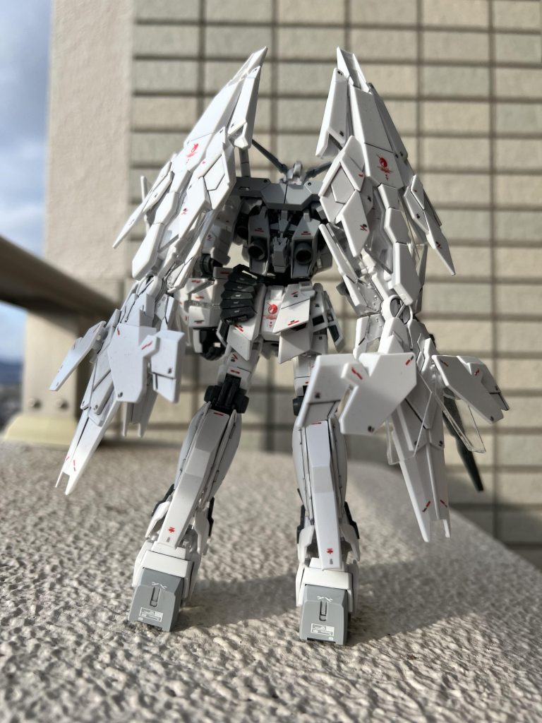 撮影時は風が強く、まっすぐ立てられず傾いてしまいました。