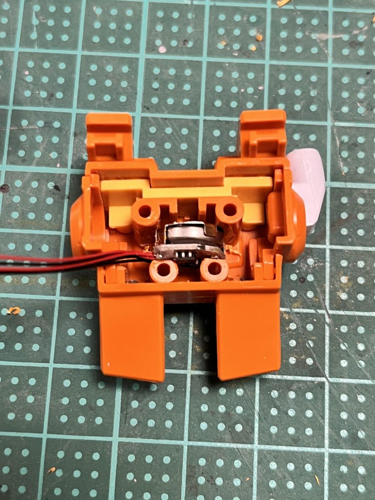 バックパックの中を地道に掘り進んでスペースを空け、ボタン電池LEDを入れ込んでます(ビットトレードワン 磁気スイッチ付LEDモジュールリード線仕様を使ってます)