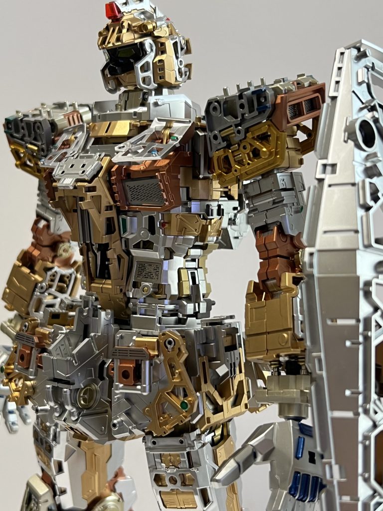 ご覧いただくとお分かりいただけるとおり、関節等の内部のパーツも全て塗装してあり、シルバー部分は主にメッキ調に仕上げております。ただし、元々メッキ調になっているパーツは、そのままで十分綺麗なため、ゲート跡が目立つ部分のみリタッチ塗装で仕上げました。