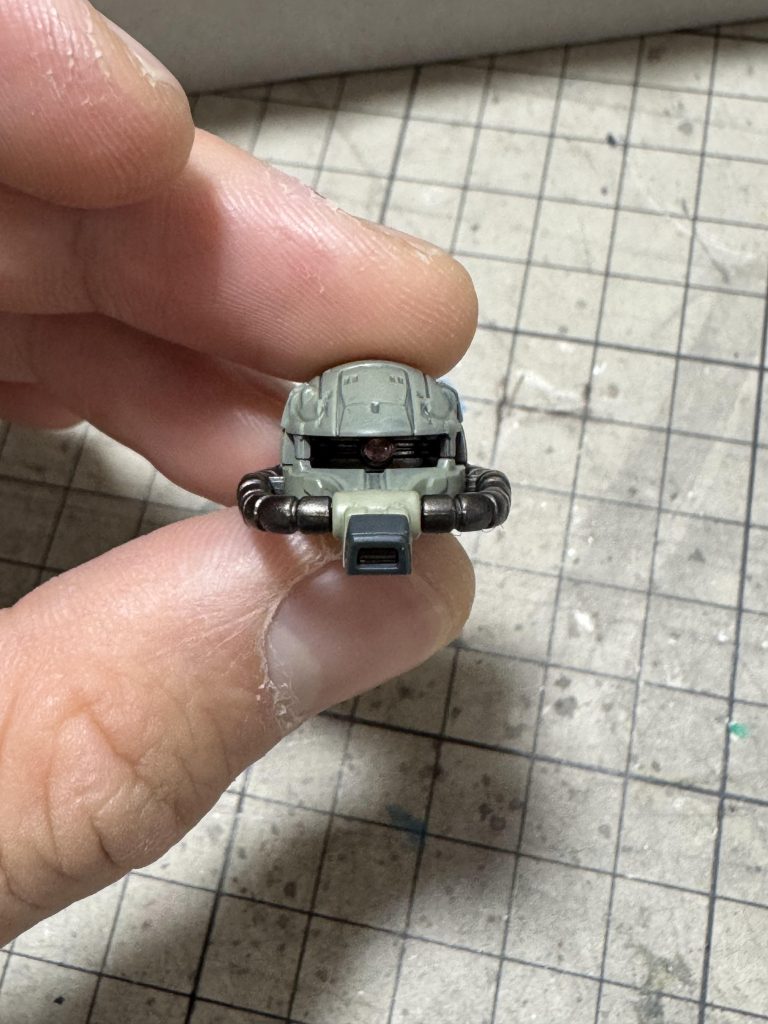 頭部です。モノアイは無色透明のHアイズに薄く蛍光ピンクを塗装し、特徴的なY字のモールドが見えるようにしています。