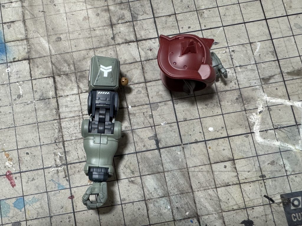 ここでミスったのが肩のデカール貼り箇所を間違えたことです😅ボールジョイントが胴体部に来ると思い込んでいて肩のショルダーアーマーに隠れる方にデカールを貼ってしまっていたというミスです…せっかくの階級マークも組むと見えなくなってしまうのでここで供養しておきます。なむなむ!