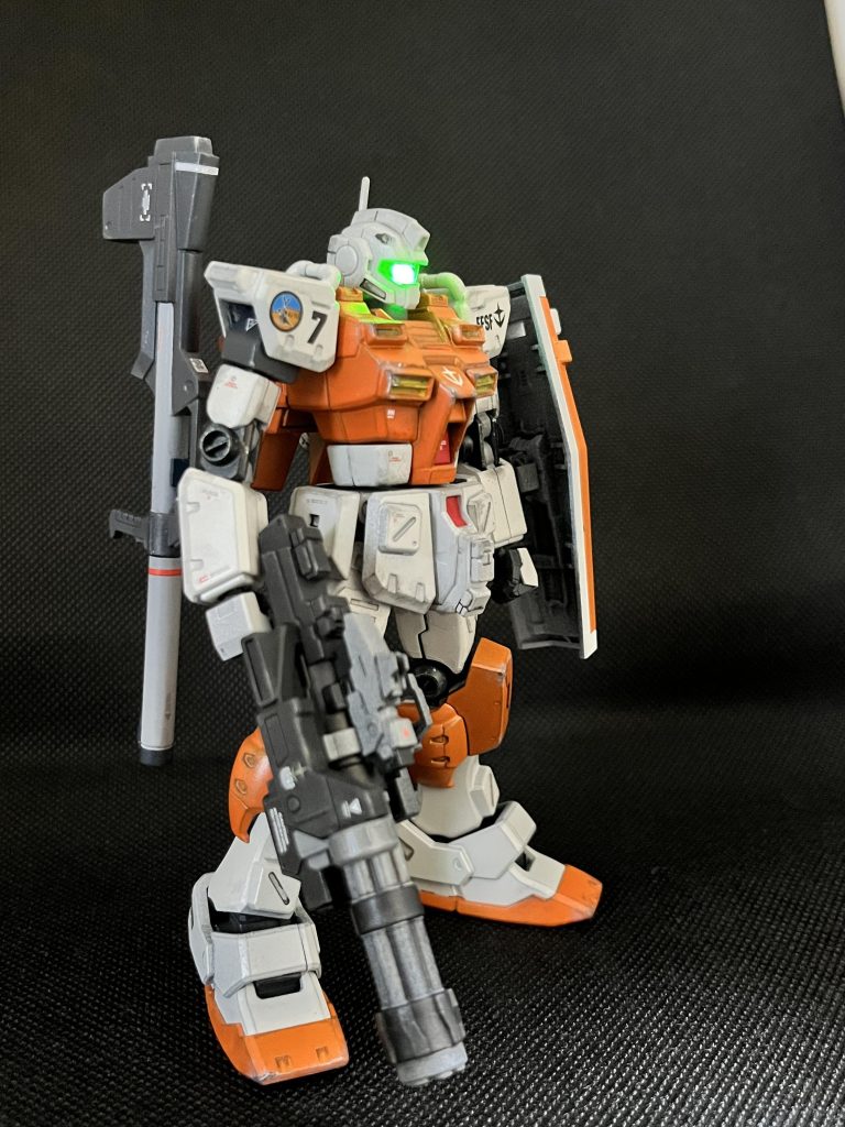 おなじくビットトレードワンの光拡散 ディフューザー・フィルムというものを手に入れたので、目のクリアパーツの裏に貼ってみましたイイ感じで光が拡散し、光ってくれてます