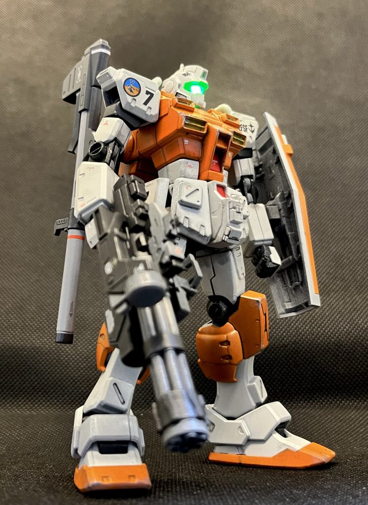 実は目の部分にLEDを仕込んでます照明をちょっと落として光らせたのを見てるとたまりません