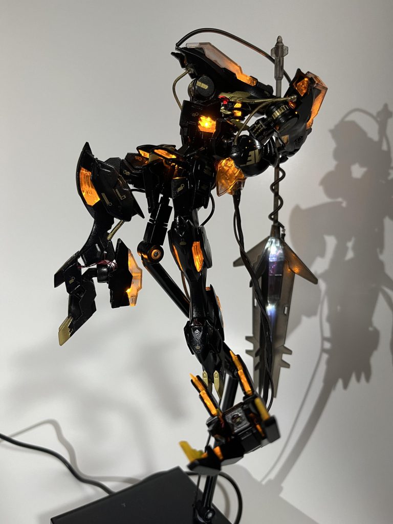 メイスも光ります。