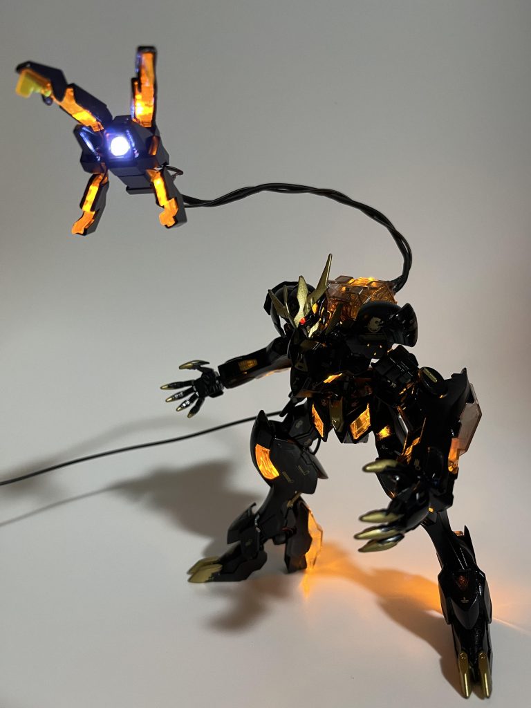 10年以上も前に購入して途中で制作をほったらかしていたユニコーンモードバンシィからアームドアーマーVNを拝借。テイルブレードの代わりに取り付けています。キット付属のリード線では自重で垂れ下がってしまうので市販のアルミ線に変更しています。