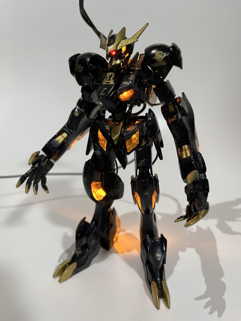 一番くじのバルバトスルプスレクスを元にしました。蛍光緑みたいな色のクリア部分にクリアオレンジを吹いたらバンシィのサイコフレームっぽく変更出来ました。