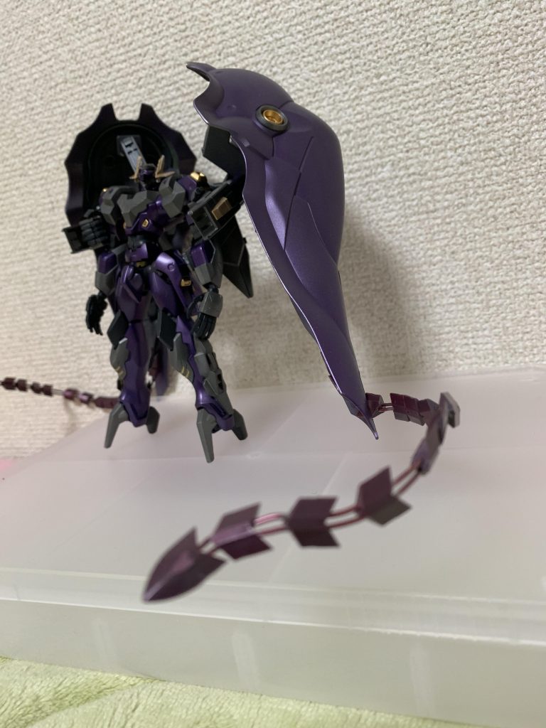 バインダーから伸びてるのはスレイヤーウィップ、サブアームにはパルマフィオキーナやビームシールドが装備されている設定です