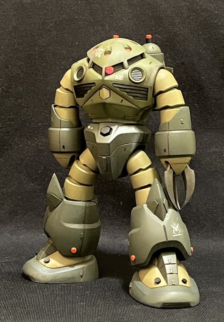 さらに詳しく紹介します。モノアイは100均のパーツからwaveさんの「H ･ アイズ [ 2 ] クリア｣を蛍光ピンクで裏側を塗装したものに交換！（磁石を仕込もうと思っていたのですが…稼働してもあまり動かないことに気づき断念しました。なので非稼働です）モノアイレールはMr.カラーのブラックから艶消しブラックに変更！（結局、トップコート吹くんだけどねwww）