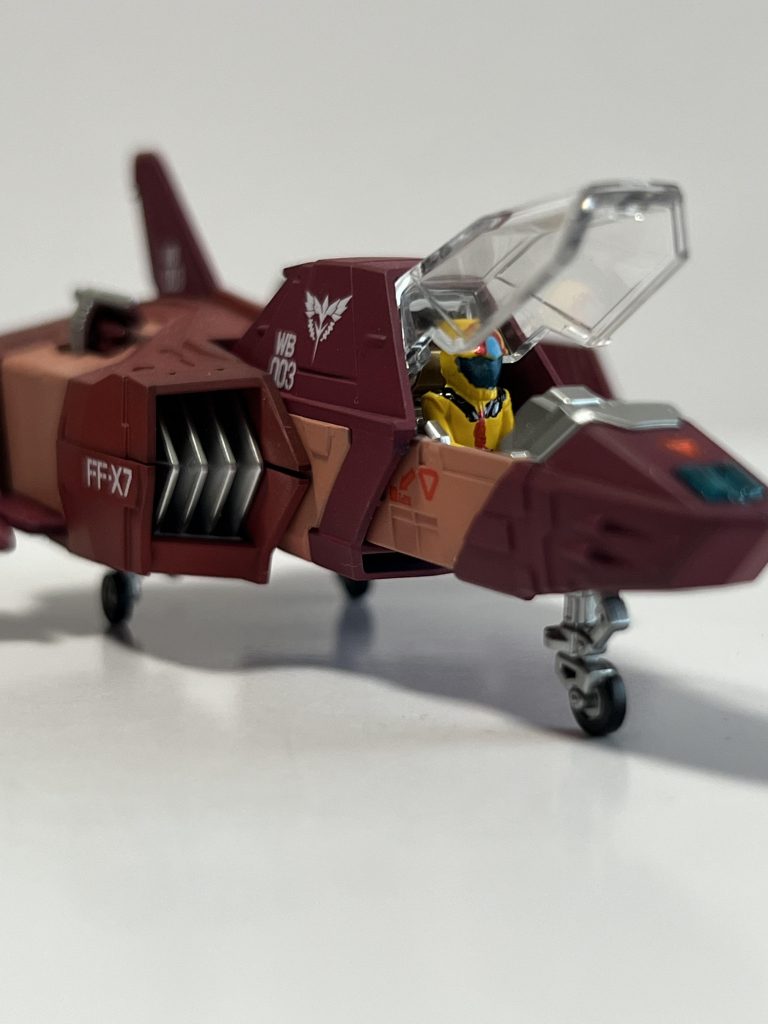 コアファイターもキャスバル専用カラーで塗装しました。パイロットのミニフィギュアもオマケ程度に塗装しています。