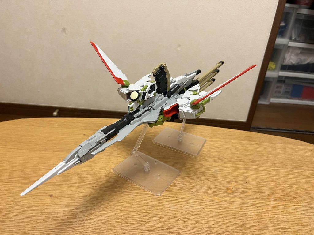 ゼウスシルエットザフト軍が開発したデスティニー専用の追加装備(SpecⅡおよびSpecⅢにも装備可能)。元々、あまりの威力の大きさ故に封印されており、リベンジャーズ誕生と同時期、シンの手に渡った後も、既にこの装備すらも遥かに凌ぐ力を持っていた為、キラやアスランとの戦いでは使われず、実際に使用されたのはファウンデーション王国戦のみ(オーブとの和解後、シンは本装備をモルゲンレーテ社に預けていた)。本装備は「大型の実弾による砲撃」に特化した拠点攻撃用装備であり、「換装により機体特性を変更することによりMS単位にて様々な状況に対応させる」従来のシルエットシステムとは仕様が大きく異なり、性質としてはミーティアに近い。機体重量増加による機動性低下を軽減するため、両脚の膝から下を覆うように装着されるブースターによって対象機体の推力を上昇させる仕組みとなっており、その加速力はミーティアに追走可能なレベルではあるが、図体が大きすぎて近接戦のような機敏な動きは当然できず、MS本体の武装を削ってまでドッキングする関係上、ミーティア以上に特殊装備としての側面が強い。なお、上記の通りデスティニー専用ではあるものの、規格が同一のMS(18m級)であれば装着自体は問題ない。機構鳥のような形状を取って単独にて飛行可能な単機形態から、6つのパーツ(機首、胴体、主翼×2、ミサイルポッド、後端)に分離し、この内機首を除いたパーツが対象となる機体に装着される。具体的には、胴体が背部兼胸部ユニットとして胴部に、主翼が追加スラスターとして脚部に装着され、ミサイルポッドと後端は背部ウェポンラックあるいはそれを担う接続パーツへ接続される。その構造上、本来のドッキング相手であるデスティニーでさえも、背面のウェポンラックとの接続が加わる為、既にマウントされている背部の各武装「MMI-714 アロンダイト ビームソード」及び「M2000GX 高エネルギー長射程ビーム砲」をパージする必要があり、装備の使用に両手を使う上にリアスカートも埋まる関係上「MA-BAR73/S 高エネルギービームライフル」も装備できない(ウイングユニットは多少避ける必要こそあれど、外す必要が無いよう設計されている)。MS単体の継戦能力が著しく低下する点は欠点だが、そもそも高火力なビーム系の武装を多数搭載しているデスティニーでは、理論上大抵のMS・MA・戦艦は単体で撃破できるため、本装備は対大型施設・戦術兵器用の特殊装備として完全に割り切った設計になっている。