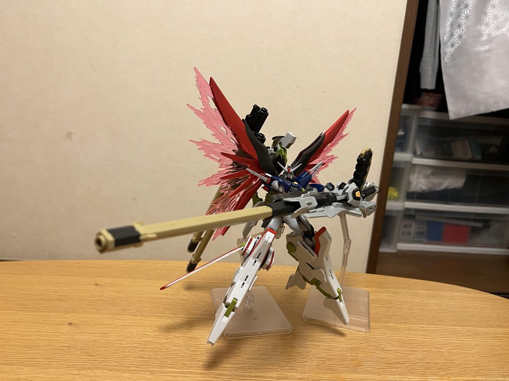 武装リニアキャノンMSの全長を優に超える超大型の携行式リニアキャノン。単機形態における胴部であり、背部ユニットとは大型のジョイントアームによって接続している。砲身部分は交換式となっていて、予備を含め3本携行しており、その内の予備2本は背部右側のウェポンラックにマウントされる。砲弾は砲身後部に挿弾子の如く剝き出しのまま装填されており、砲身部分の交換は装着したMSが手作業にて行う。リニアキャノンは、爆薬に陽電子を用いた地中貫通弾/陽電子砲弾(バンカーバスター)を超高速にて射出する事で、大型拠点を一撃で破壊可能とするほどの威力を誇るが、一発ごとに莫大な電力を消費する為、基本的に核動力機での使用が前提となる。また、銃砲腔は一発で焼き切れてしまうため、予備砲身の数しか発射できない使い切りではあるが、出力を絞れば複数発射が可能で、砲身の総数より砲弾の総数の方が倍近く多い。側面には、MSのシールドをマウント可能なラックが存在する。ミサイルポッド背部左側のウェポンラックに装備された誘導ミサイル発射管。発射口は専用ハッチにより保護されている。構成はレドームを挟んで前面左右にそれぞれ4連装、さらに両側面にそれぞれ20連装となっており、その総砲門数は48門にも及ぶ。また、前面と側面にてミサイルの種類が異なり、前面の方が大型のものを装填している。右側面の発射管は、その正面にリニアキャノンの予備銃身をマウントしたユニットが存在するため射線が確保できてないが、これは単機形態時に使用する前提となっている。ミサイルランチャー脚部両側に備え付けられた誘導ミサイル発射管。こちらはスライド展開式のハッチにより保護されている。4連装×4基が備え付けられており、ミサイル自体は上述のミサイルポッド前面のものと同じものを装填している。側部に備え付けられながらも、発射口が機体正面に向いているため自機により射線を遮られることは無いが、逆に単機形態時に自機が正面にくるため射線を確保できなくなる。