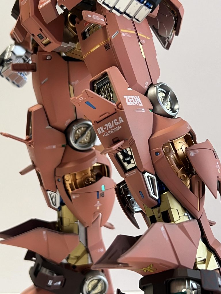 外装は、若干のグラデーションを施し、リアル感を演出しました。