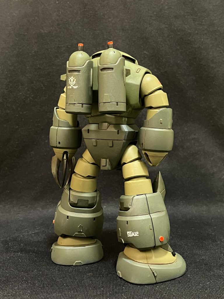 左バックパックのフィンが折れていたので今まで以上にガッチリと接着!そのままにしておくとどこを修理したかが分かってしまうのでそこら辺に転がってた緑をパーツが分かれていそうな所を目安に塗って色の追加!(バックパックをよく見ると4色で塗り分けているのが分かります。)