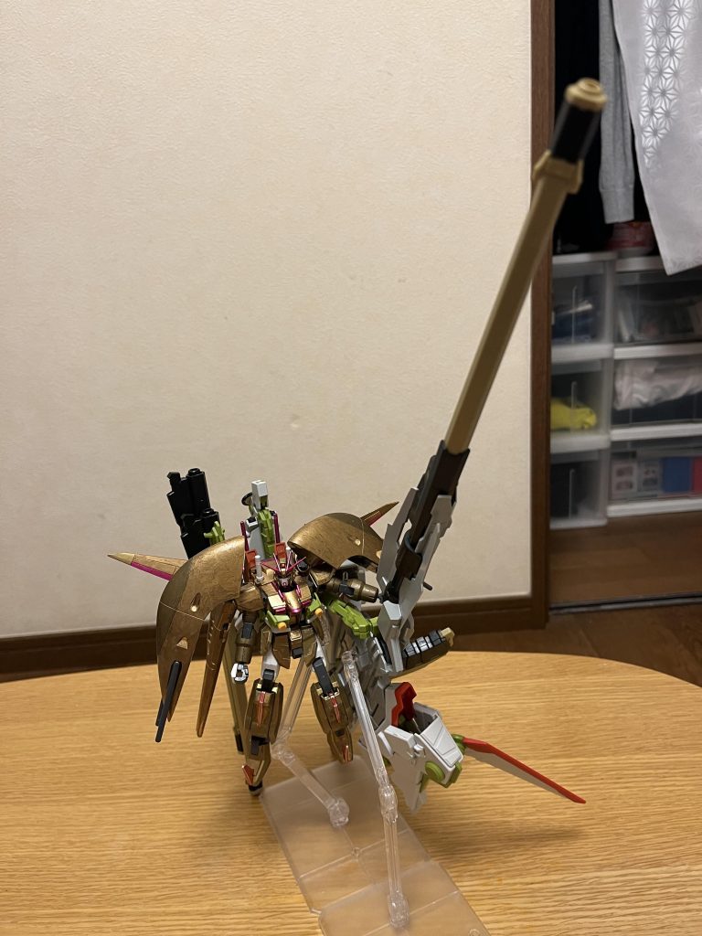 黄泉冥王への装着状態本装備は、デスティニーと同規格サイズである黄泉冥王も使用可能となっている。しかし、黄泉冥王への装着は完全に想定外であり、デスティニーと異なり、大きさが合わない追加スラスターは脚部に装着できず「胴体に接続したまま」になるため、リニアキャノンの取り回しが更に悪化、リニアキャノン発射状態では「左側ミサイルランチャーが発射できない」など、欠点も相応にある。しかし、桁違いの強さを持つ黄泉冥王が扱う為、リニアキャノンの取り回しは圧倒的なパワーだけで軽々と振り回せるため、そこまで大きな欠点にはならず、電力消費は単独でのリニアキャノンを連射可能とするほどの強大なエネルギー生成量を持つため全く問題にならず、機動力も図体が大きすぎる本装備も含めて亜光速レベルでの高速移動が可能となっている。しかも、幾つか武装をパージする必要があるデスティニーとは異なり、黄泉冥王自体はシルエットを装着したまま使用可能なので、持ち前の戦闘能力は全く損なわれない。これらの点から、想定外ながらもデスティニー運用時と同等かそれ以上の実戦運用が可能となっている。※胸部パーツだけであれば、黄泉冥王のシルエットを外さずに装着できましたが、脚部パーツはどうしても大きさが合わない為、敢えて「リニアキャノンと接続したまま」としました。