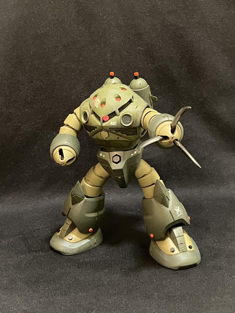 紛失してしまっていた左爪は使っていない右爪を1本、使用…そのままだと1本だけ違くなってしまうので他の2本と同じく先端のシャープ化した後にMr.カラーの黒鉄色で塗装!(右爪の穴が不自然だったので埋めようかと思ったのですが…なんかいい感じの案が浮かばなかったのでコンテストの事も考えて断念)