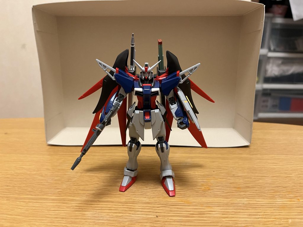 機体名:デスティニーガンダムSpecⅢ全高:18.08m重量:79.44tDG細胞とアルティメット細胞を得たデスティニーガンダムの上位形態であり、後述のパイロットが搭乗した場合にのみ顕現する特殊形態でもある。その性質上「ルナマリアが搭乗するデスティニーガンダムセレーネとは別系統の進化形態でもあり、ハーデスインパルスガンダム黄泉冥王に限りなく近い存在」とも言える。インパルスのフォース・ソード・ブラスト各シルエットの長所を統合した各種武装、背部に装備された大型ウイングが特徴。既存のデスティニーと比較したカラーリングは、頭部のブレードアンテナが黄色からグレーかかった白色に、胸部のライトブルー部分が青を薄めた白色に変更されている(劇場版SpecⅡと全く同じである)。パイロットは、シン・アスカだけでなく、キラ・ヤマトも使用する(いずれもIF版)。誕生経緯について本機は元々、ルナマリアの専用機「デスティニーガンダムセレーネ」として、リベンジャーズでは猛威を振るっていたが、オーブとの和解(およびキラたちからの謝罪)を経て、活動の一時休止が決定。その後シンは「自分たちの戦いの象徴だったデスティニーを使って、オーブがどのように償っていくか」を見届けるべく、ルナマリアの承諾を得た上で、強化前に近い状態でモルゲンレーテ社に提供した。そのデスティニーを用いて行われたのは、「DG細胞とアルティメット細胞の同時使用」という新技術テスト、加えて最新技術によるバージョンアップであった。しかし、償う意思のあるオーブとしては、この話自体は快諾ではあったが、肝心のモルゲンレーテ社は、DG細胞に関するノウハウが非常に浅く、ましてや黄泉冥王は「自らを研ぎ澄ませたシンにしか扱えない強大な力」であって「誰でも扱えるMS」ではない為、新技術テストどころか、DG細胞の基礎技術でさえ十全に扱えずにいた。そんな難航を極める中、シンはDG細胞の基礎技術の扱い方を「新技術のヒント」として提示。このヒントを得たモルゲンレーテ社は、DG細胞の基礎技術を一か月という短時間で習得し、更には独自にアルティメット細胞の完全再現にも成功。そして、デスティニーへの「DG細胞とアルティメット細胞の注入」が行われ、本機は遂に「SpecⅢ」として覚醒させた。しかし、いざ完成したのはいいが、SpecⅢの秘められた強大な力は「空間を自在に操作し、その気になれば空間そのものを破壊する」という恐ろしい危険性を孕んでいた事が判明。この時は、新技術テストは暴発防止を想定して宇宙空間で行われ、加えてシン自らがテスト操縦を務めたため、彼が即座にSpecⅢの特徴と危険性を全て把握しつつ、その場で完全制御した事で、暴発を起こさずに済み、新技術テストそのものは成功した。とは言え、このテストで確認されたSpecⅢの危険な特殊能力は、誰が見ても「オーブ全土を破滅させかねない」と判断するに十分すぎるものであった。これに対して同社員のエリカ・シモンズは、本機の封印前に実用範囲を比較的容易なものとするべく、シンのみならず、キラに対しても操縦テストを要請。シンも、キラ本人の快諾と、彼がDG細胞への適性を持っていた事を理由に、これを承諾。そして、いざキラが操縦した結果、その高い適性と操縦技術によってSpecⅢの特殊能力を「暴走を起こさず、ある程度は性能を引き出せる」ことが証明された。それと同時に、「SpecⅢへの覚醒および特殊能力の発現は、シンとキラの搭乗時のみに起こり得るもの」「ルナマリア搭乗時には、本機はデスティニーガンダムセレーネに戻る」という、いくつかの結果が併せて証明された。実用範囲の簡略化こそ実現しなかったが、結果として3人(シン・キラ・ルナマリア)の適性が確認された後、本機はシンとルナマリアの許可を得て、モルゲンレーテ社の地下深くに厳重に封印されるのであった(実戦では使用しなかった為、本機の存在は公になっていない)。