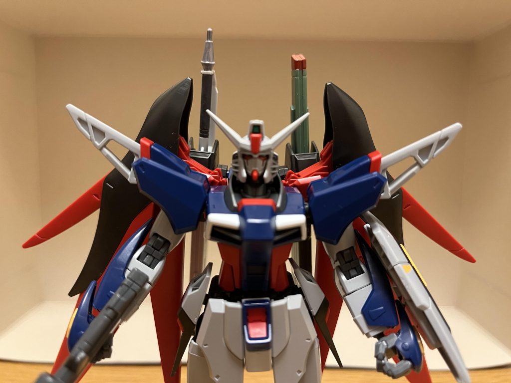 性能既存のデスティニーから武装やシステム面における変化は無い。基礎スペック自体は黄泉冥王には及ばないが、それでもブラックナイトスコードを遥かに凌駕し、超強化型であるはずのデスティニーガンダムセレーネすらも上回る。 動力源デスティニーセレーネから引き続き「超強化型DGハイパワーエンジン」を搭載しているが、従来機では「そのままDG細胞と核エンジンを融和させて」永久機関を再現していたのに対して、本機がDG細胞と融和させたのは「最新技術で出力を高めたハイパーデュートリオンエンジン」であり、出力が爆発的に強化されている。ルナマリアが本機に搭乗し、一部出力にリミッターを掛ける事で、本機はデスティニーセレーネへと即座に変化できるため、このSpecⅢは「シンとキラの専用形態としてのデスティニーガンダム」と言える。また、SpecⅡと同じく無尽蔵のエネルギーを活かした額からデュートリオンビーム送電システムの照射機能も備わっている。操縦システム本機のコックピットは、全天周囲モニターが採用されており、視認性が非常に高い。しかし、それ以上の特徴として、最新技術によるアップデートによって、SpecⅡと同じく本機を「無人機」として遠隔操作する事が可能となっている。ただし、本機の遠隔操作に関しては、並のコーディネーターでは到底扱えないほどの情報処理能力が要求され、アコードのような超人でさえ十全に扱えない代物となっている。本機の遠隔操作を余裕で行えるのは、SpecⅡを6体同時操作を行えるシンのみであり、フリーダムを難なく扱えたキラの技量を以ってしても、遠隔操作に関しては「簡単な動き」しか出来ず、キラが本機を扱うには、コックピットに乗り込んで直接操縦する必要がある。機動力・スピード原作のデスティニーSpecⅡと同様に、背部ウイングには以下の特殊機能が内蔵されており、極めて高い機動力と恐るべき幻惑効果を発揮する。ヴォワチュールリュミエール背部ウイングに搭載された光圧式スラスターであり、光の翼を展開する事で、凄まじい機動力を生み出す。ミラージュコロイド背部ウイングに内蔵されたミラージュコロイド発生器であり、その実態はデスティニーが持つ最大最強の装備にして真骨頂と言うべき代物。その真の力とは「本当に分身すること」であり、これまでの「あたかも分身した様に見える幻惑効果を発揮する」「機体の背後に分身が追従する」という表面上のスペックによる生温い代物ではない。具体的には「本体とは独立して動く分身を同時に大量展開し、敵を捕捉不能に陥れる」「数十機単位のデスティニーがドラグーンの如く全方位から同時に襲いかかる凄まじい超高速強襲戦法」というMSの性能差を覆すほどの神業である。他にも、劇中では分身で僚機の姿を隠す事で「敵の射線を遮りつつ、僚機が攻撃準備に入ったり、体勢を立て直したりする時間を稼ぐ」などの連携やサポートの恩恵を与えられる。防御力・耐久性装甲はVPS装甲を採用しているが、アルティメット細胞とDG細胞の力を得ている分、SpecⅡと比べて防御力が格段に上昇し、ビームライフル程度の攻撃にはビクともしない。更にこちらは、相違点として関節部が赤く発光しない。攻撃能力武装面での攻撃性能に特化している点は従来と変わらないが、パワー面では爆発的な強化を果たしており、並のパンチやキックでも通常装甲のMSを撃破できる破壊力を生み出す。そのため、ハーデスインパルスガンダム黄泉冥王やデスティニーガンダムセレーネと同じく武器を用いない徒手空拳が可能となった。弱点について従来のデスティニーガンダムと同様に、両腕を破壊されれば何もできなくなるが、そもそも本機は機動力の高さによる回避を念頭に置いており、パイロットが高いコンディションで本機の機動性と組み合わせれば、そもそも被弾せずに済む為、欠点にはならない。それ以前として、本形態では本体の防御力自体も強化されており、被弾にも強くなっている他、武器無しでの格闘戦にも強くなっている。