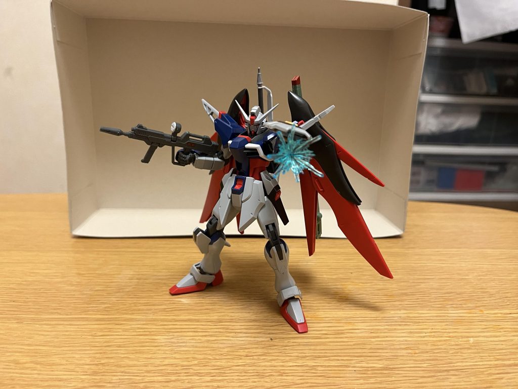 空間操作能力SpecⅢ最大の特徴と言える特殊能力。あくまで「周辺の空間を操作する」だけであり、流石に空間を創造するのは不可能だが、この能力を極めた応用として「空間破壊」が可能となっており、それを踏まえた単純な攻撃力では、既存のデスティニーどころか、超強化型をも凌駕するほど。しかし、パイロットにも負担を掛ける上、一歩間違えれば大きな被害をもたらす危険性も孕んでおり、この能力こそが「オーブ全土を破滅させかねない」と断定された強大な力とされている。空間転移別々の空間を自在に繋げる能力で、発動時にはワームホールが形成され、そこから出入りが可能となる。これを用いる事で、遠い間合いや敵の死角からの攻撃、回避されても別空間からの不意打ちなど、これだけでも危険な強さを秘めている。主に、本機の緊急テレポートによる回避や撤退、敵に対する不意打ちなどに駆使される。さらにワームホール自体も、コロニー1基を丸ごと転移できるほどの大きさまでならば拡張可能であり、それを駆使して戦略兵器を別空間へ受け流す等の無茶苦茶な荒業をも行える(ただし、あくまで直撃を避けるだけなので、受け流した別空間への影響も考慮しなければいけない)。空間破壊文字通り「周囲や指定した空間そのものを破壊する」という強力な能力であり、基本的に文字通り無敵の絶対防御能力を持つMSと特殊能力への耐性を持つMSでしか防ぐことができない。