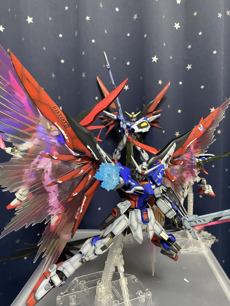 そんな寝ぼけた分身が通用するか!分身はこうやるんだー!奥 当時全塗装した旧1/100デスティニーガンダム左 つや消しお手軽RGデスティニーガンダム右 パチ組MGデスティニーガンダム