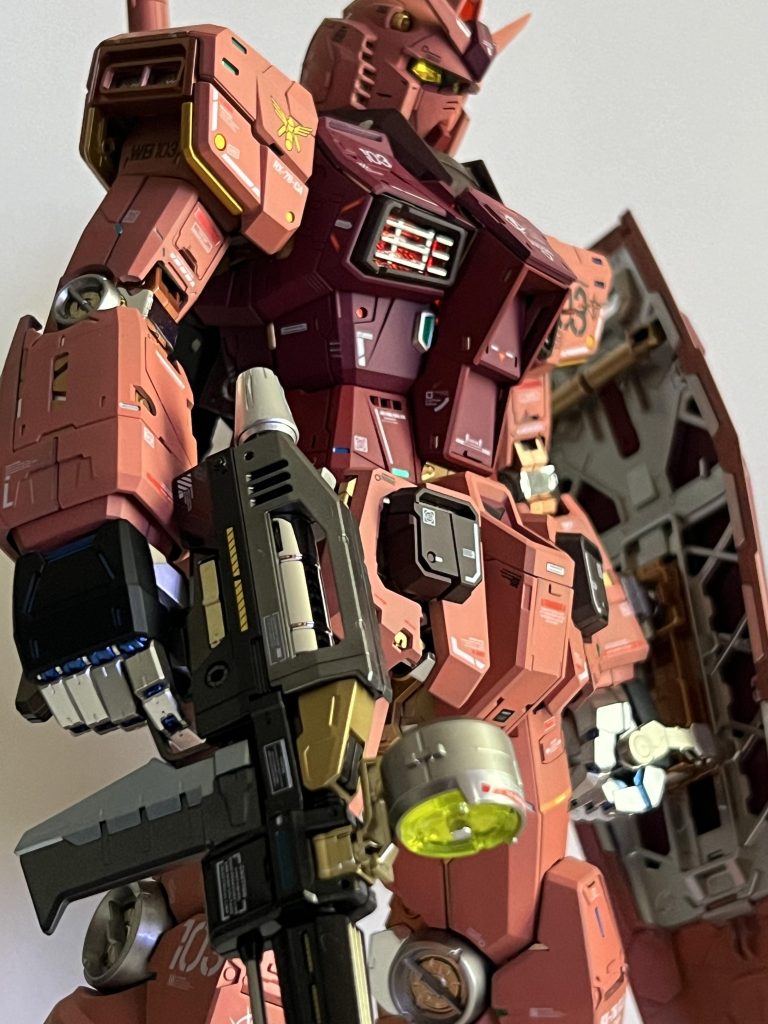 ツインアイ、カメラ、スコープについては、蛍光塗料を用いているため、ブラックライトを照射しても発光いたします。