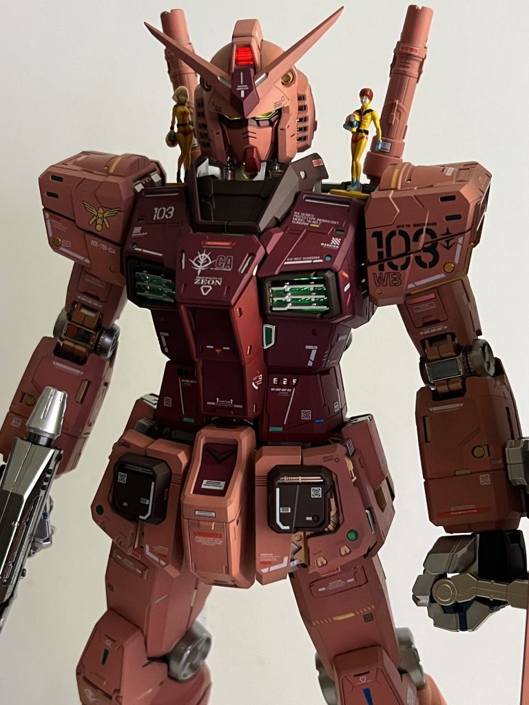 内部にLEDが組み込まれているため、ツインアイ、カメラ、胸部が発光します。