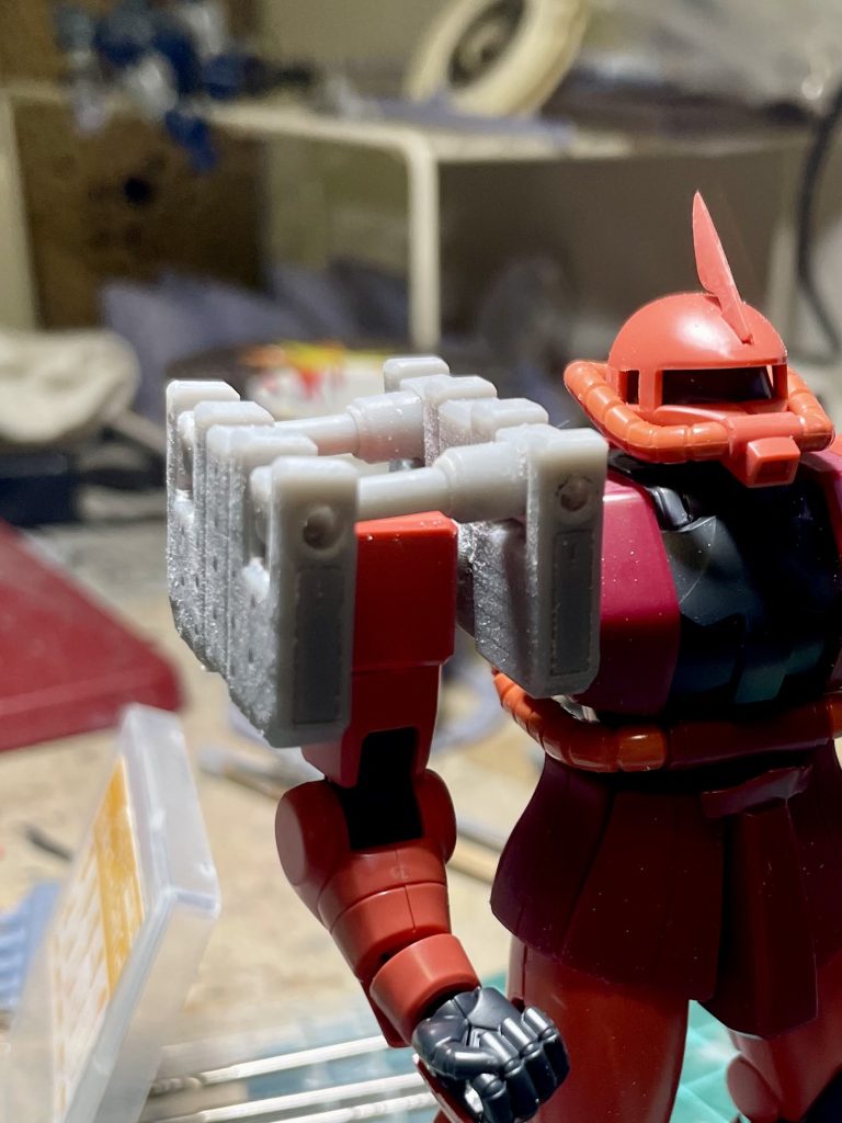 肩の間に挟む！肩幅マシマシ。