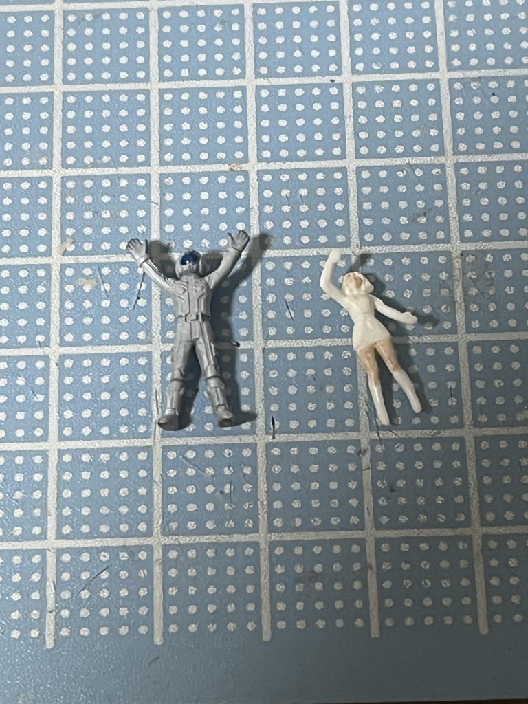 総裁っぽい人は100/1ビルダーズパーツMSフィギュアのセイラさんっぽい人の加工で作成いたしました