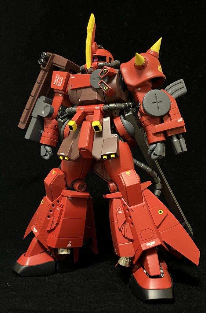 全身にJR専用R-2時のマーキング(RBや402など)が貼ってありますが、本編の状況的にありえない(ゲルググ受領の為返却したR-2を改修)ですが、そこは好きでしょこういうの位の感覚で貼っています。(眼鏡の整備兵辺りが描き込んだのでしょう)