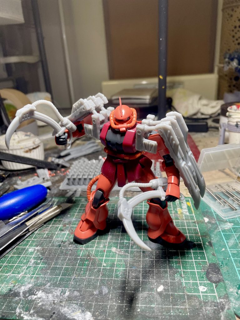 ヒートピッケル両手持ち！肩アーマーはレクイエムザクの影響をだいぶ受けています。