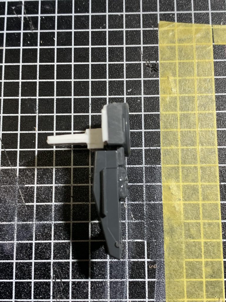 ストライクノワールの余りパーツに付いてる盾基部とポリキャップがドラグーンの軸にピッタリだったので、それをベースにプラ板でストライカー軸を作成プラ板工作は初めてだったのでこれからも練習しようと思います